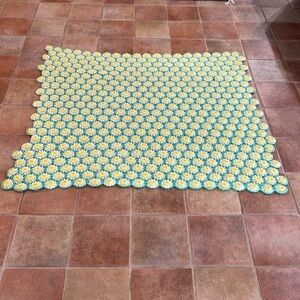 Absolutely gorgeous, vintage Hand knit, Daisy Afghan blanket